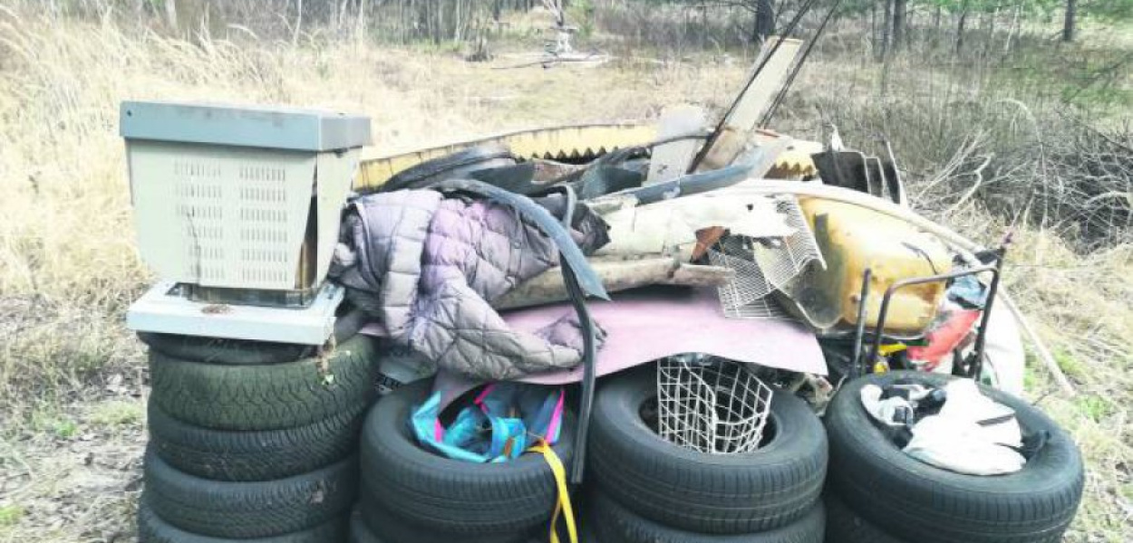 Opony, butelki, wielkie gabaryty... Te śmieci  wciąż można znaleźć w lasach