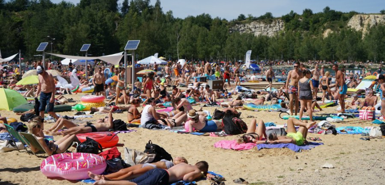 Tłumy plażowiczów w niedzielne popołudnie nad Balatonem w Trzebini