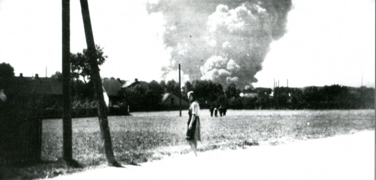 1944. Bombardowanie trzebińskiej rafinerii. Fot. Z archiwum Muzeum w Chrzanowie