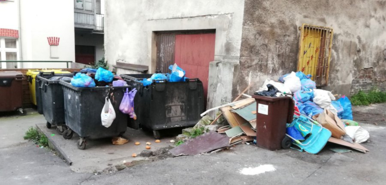 Ktoś podrzucał poremontowe śmieci na śmietnik przy budynku na alei Henryka. FOT. przesłane przez Czytelnika