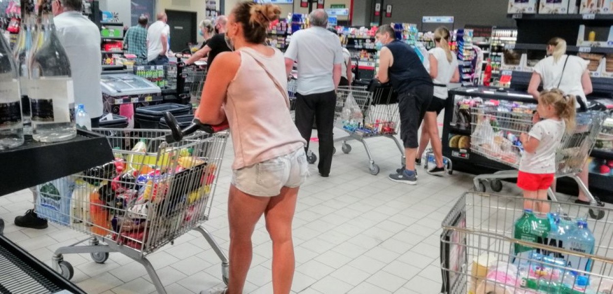 Kolejki do kas w chrzanowskim Kauflandzie we wczesnych godzinach popołudniowych