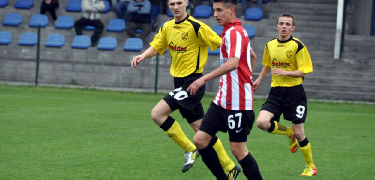 Bartosz Kapustka podczas meczu na stadionie w Trzebini w maju 2013 r. Fot. Michał Koryczan