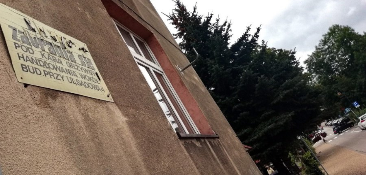 Ta tabliczka przypomina o czasach, kiedy w sąsiedztwie Sądowej w Chrzanowie działało miejskie targowisko