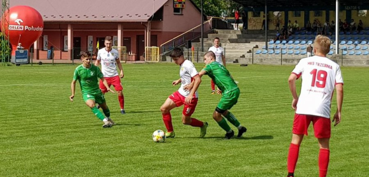 Przy piłce zawodnik MKS-u Kamil Stachowski