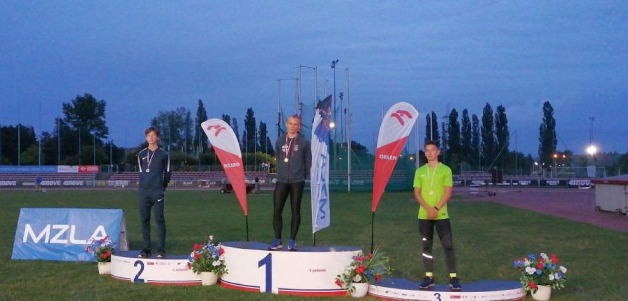 Szymon Seternus (pierwszy z lewej) został wicemistrzem Małopolski w biegu na 100 m, fot. udostępnione przez klub