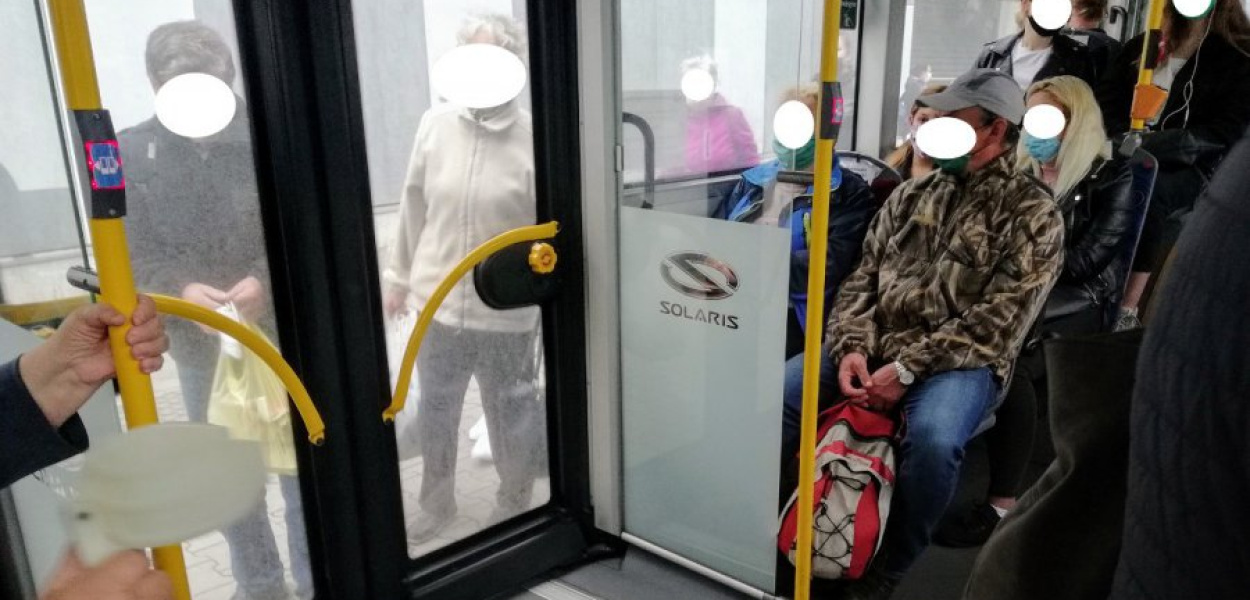 W „dziewiątce&quot; pasażerowie zajmują miejsca, które w związku z epidemią koronawirusa powinny być puste