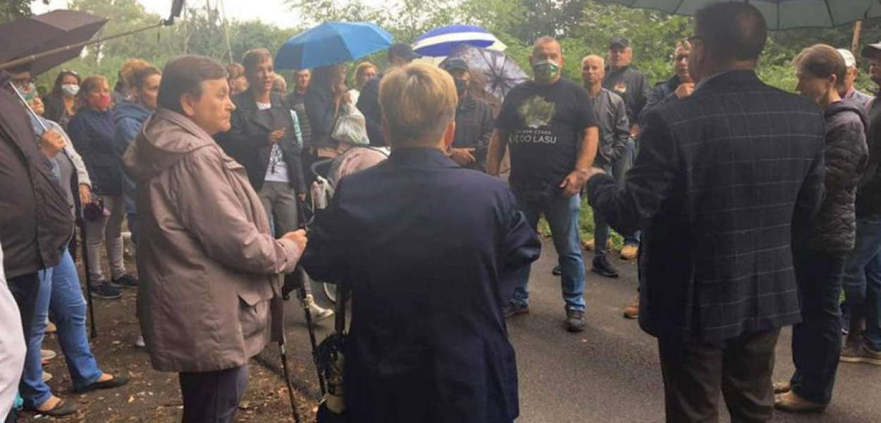 Uczestnicy niedzielnego spotkania, na którym pojawił się burmistrz Jacek Latko