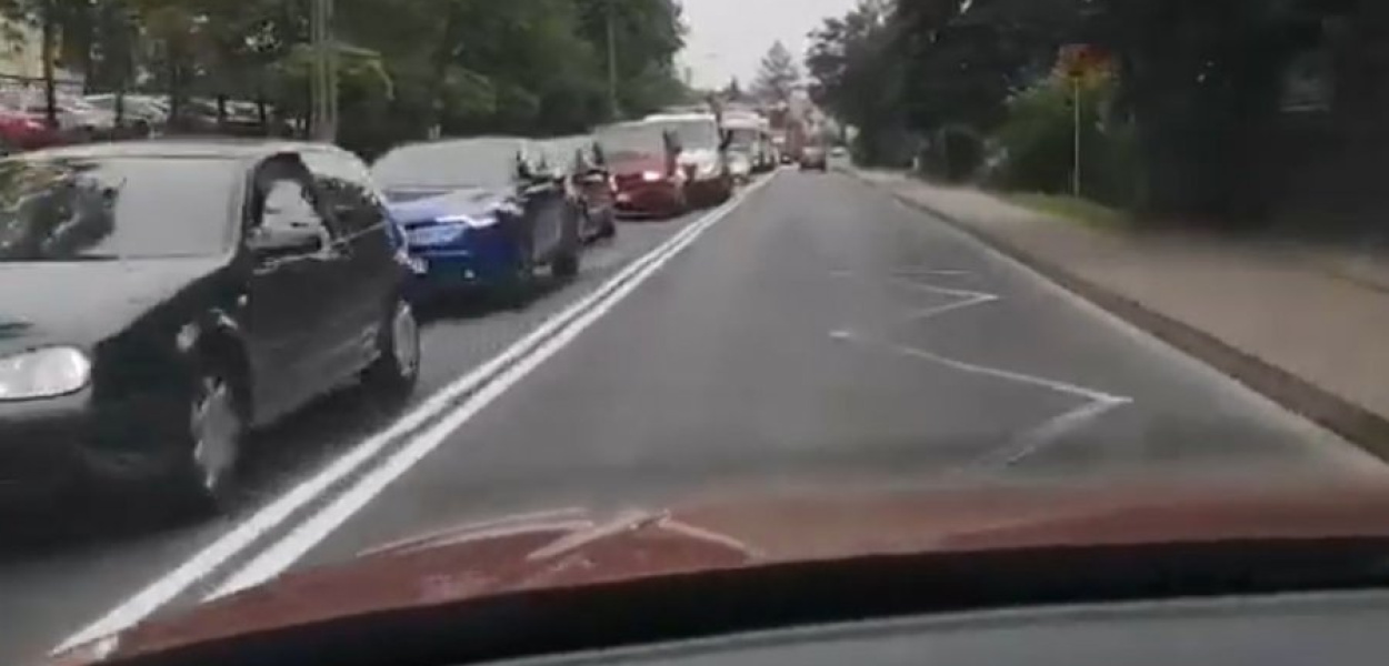 Sznur samochodów na drodze w pobliżu trzebińskiego &quot;ekonomika&quot;