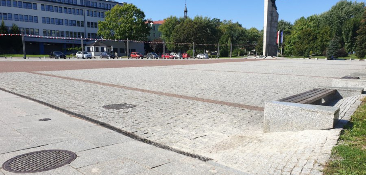 Przy ławkach i przy pomniku do niedawna widać było dziury po wykruszonej kostce. Teraz nie ma po nich śladu