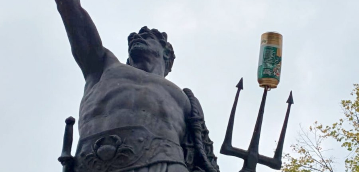Gladiator na krzeszowickim Rynku z pustą puszką po piwie. FOT. Kacper Ropka