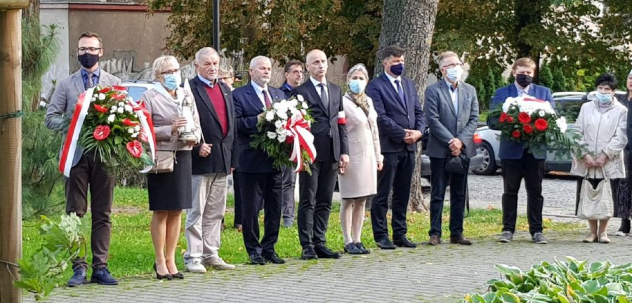 Uczestnicy uroczystości złożyli kwiaty i zapalili znicze