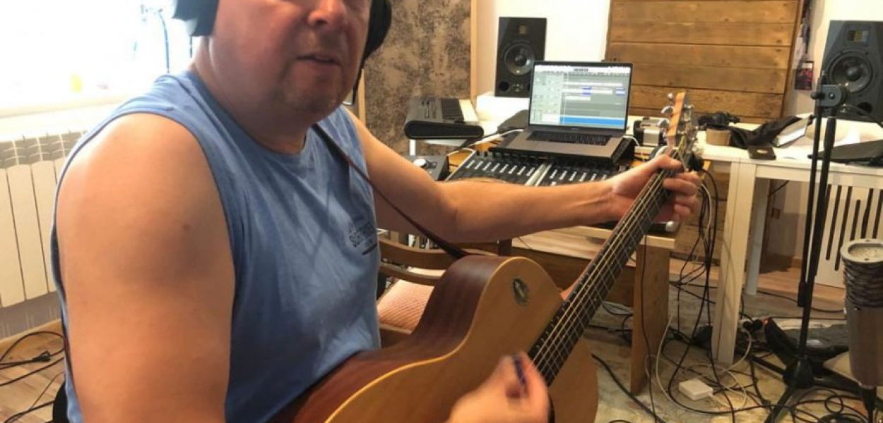 Grzegorz Kłeczek podczas pracy w studio, fot. udostępnione przez muzyka