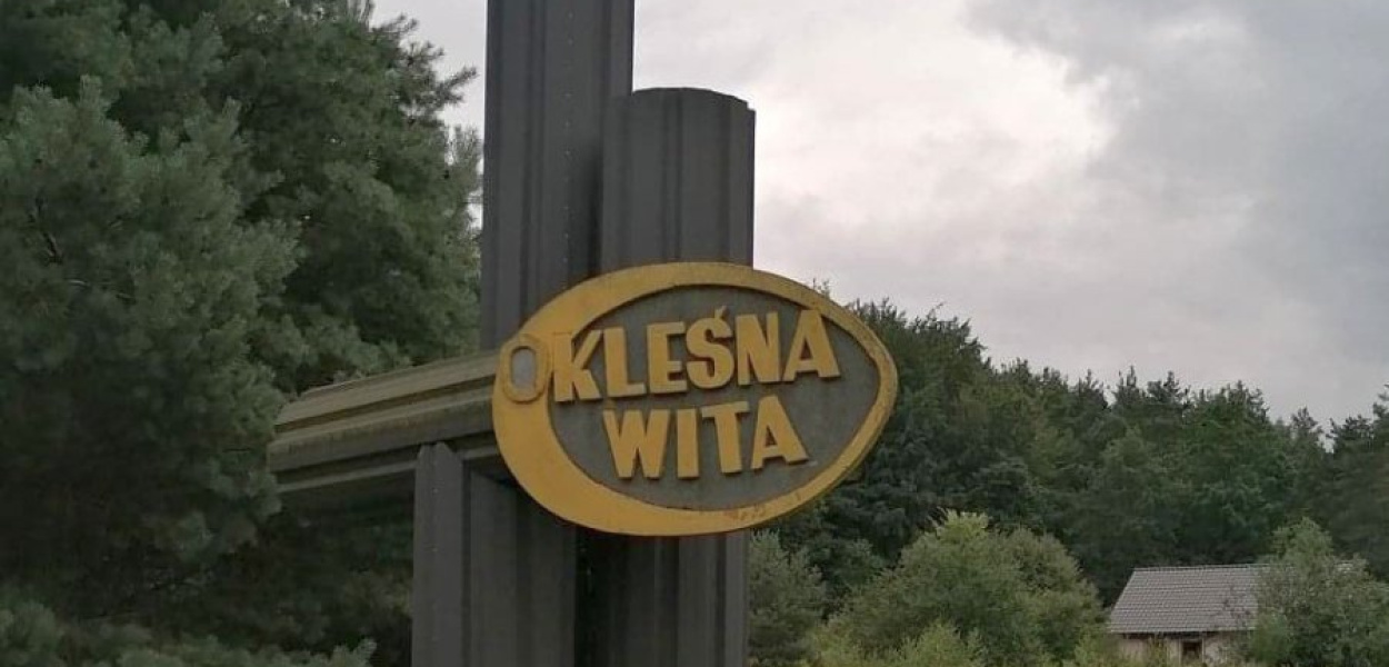 Witacz stoi przy drodze od strony Alwerni i zalewu Skowronek 