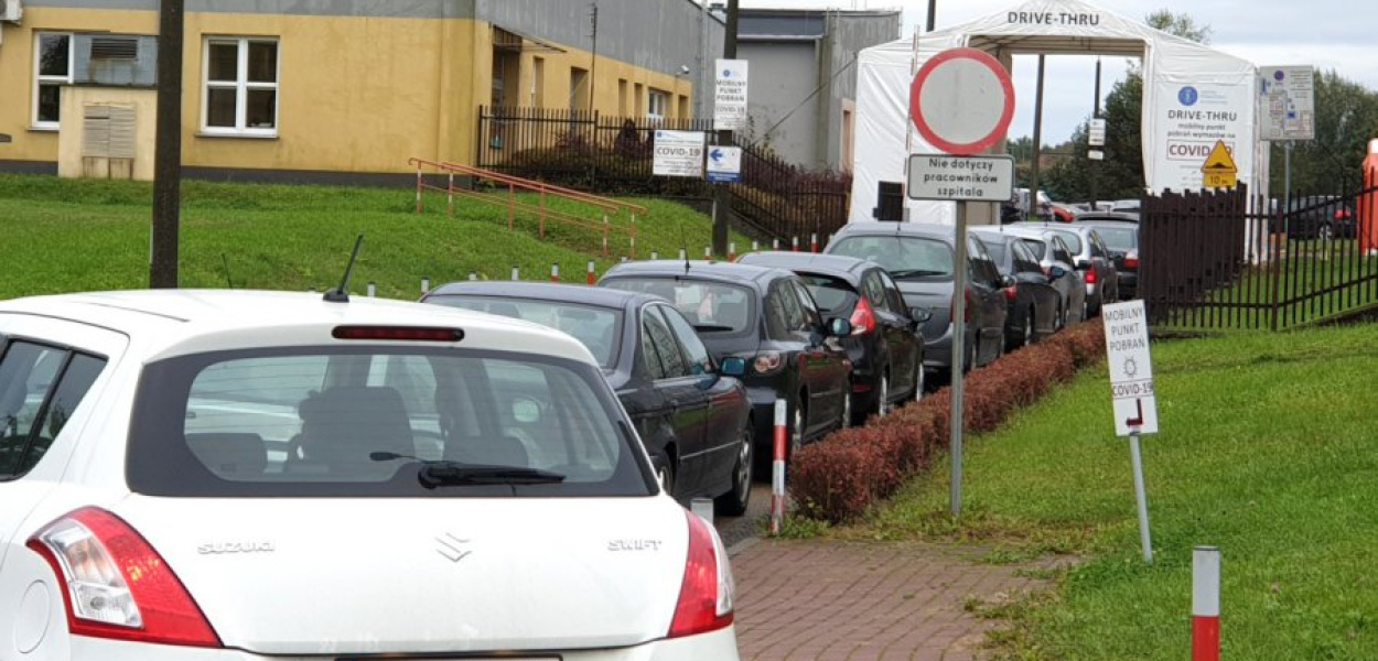 Przed szpitalem od rana ustawiał się kolejka do namiotu, gdzie pobiera się materiał do testów na koronawirusa