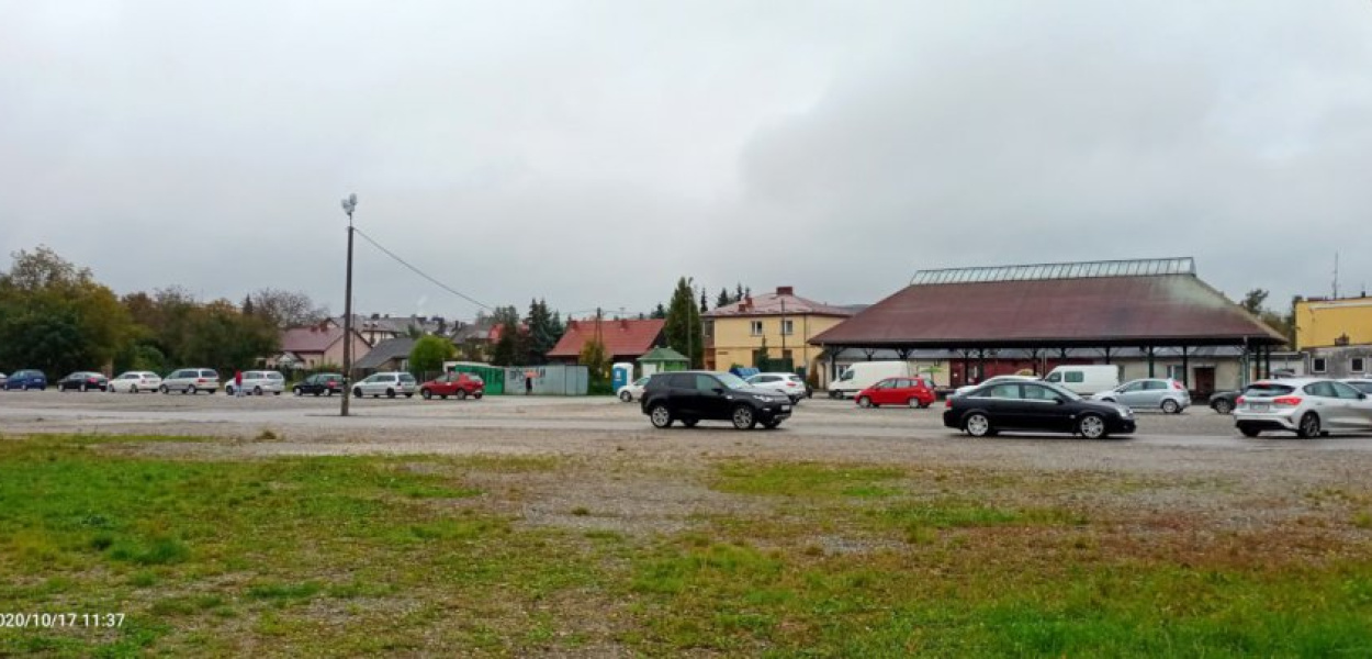 Kolejka na placu targowym ustawiała się do mobilnego punktu pobrań. FOT. Kacper Ropka