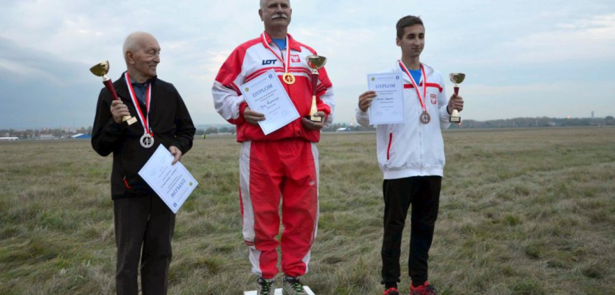 Na najwyższym stopniu podium stoi Jerzy Włodarczyk, a na drugim miejscu Daniel Bogomaz (obaj KML MOKSiR Chrzanów), fot. udostępnione przez MOKSiR