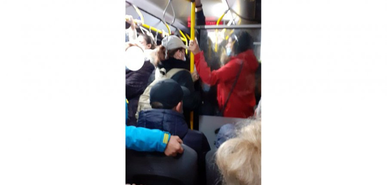 Tak wygląda poranna jazda autobusem linii nr 9. Zdjęcie przysłane przez Czytelniczkę