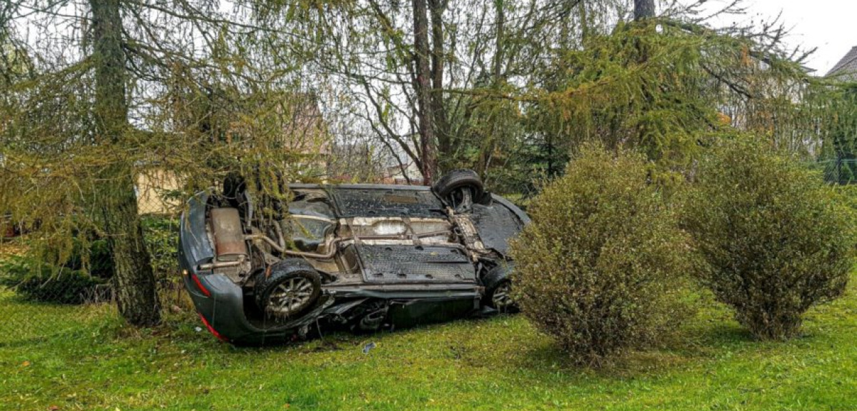 Kierowca tego samochodu trafił do szpitala. FOT. OSP Tenczynek