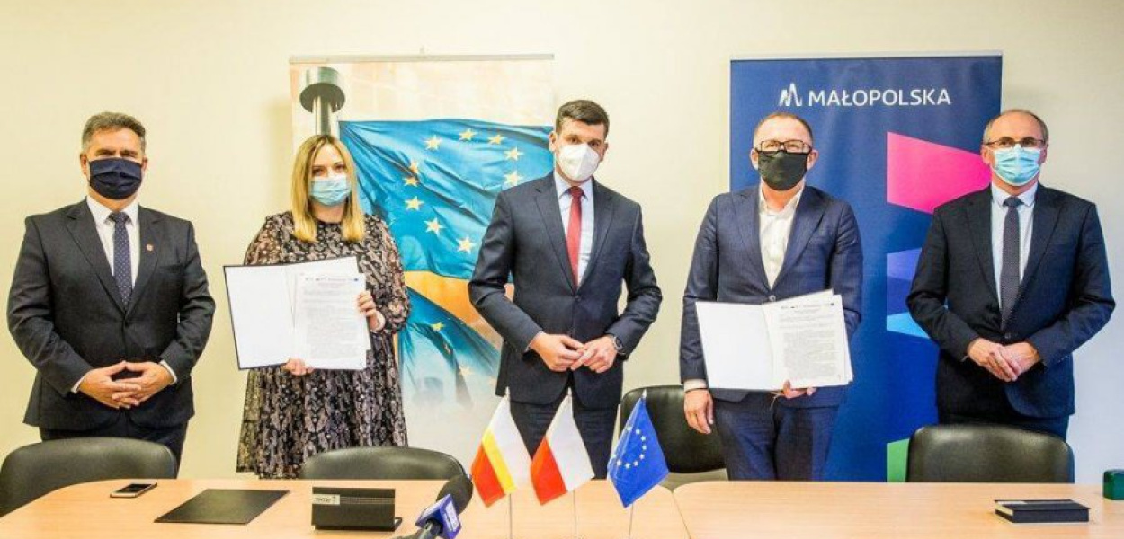 Na zdj. Burmistrz Krzeszowic Wacław Gregorczyk, dyrektor balneologii Karolina Wróblewska, wicemarszałek województwa Łukasz Smółka, prezes firmy wykonawczej Wodpol Adam Marszałek i zastępca dyrektor balneologii Janusz Plata