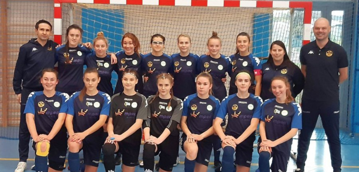 Anna Staszczak (pierwsza z lewej w dolnym rzędzie) ze swoim zespołem z Krakowa, fot. udostępnione przez zawodniczkę