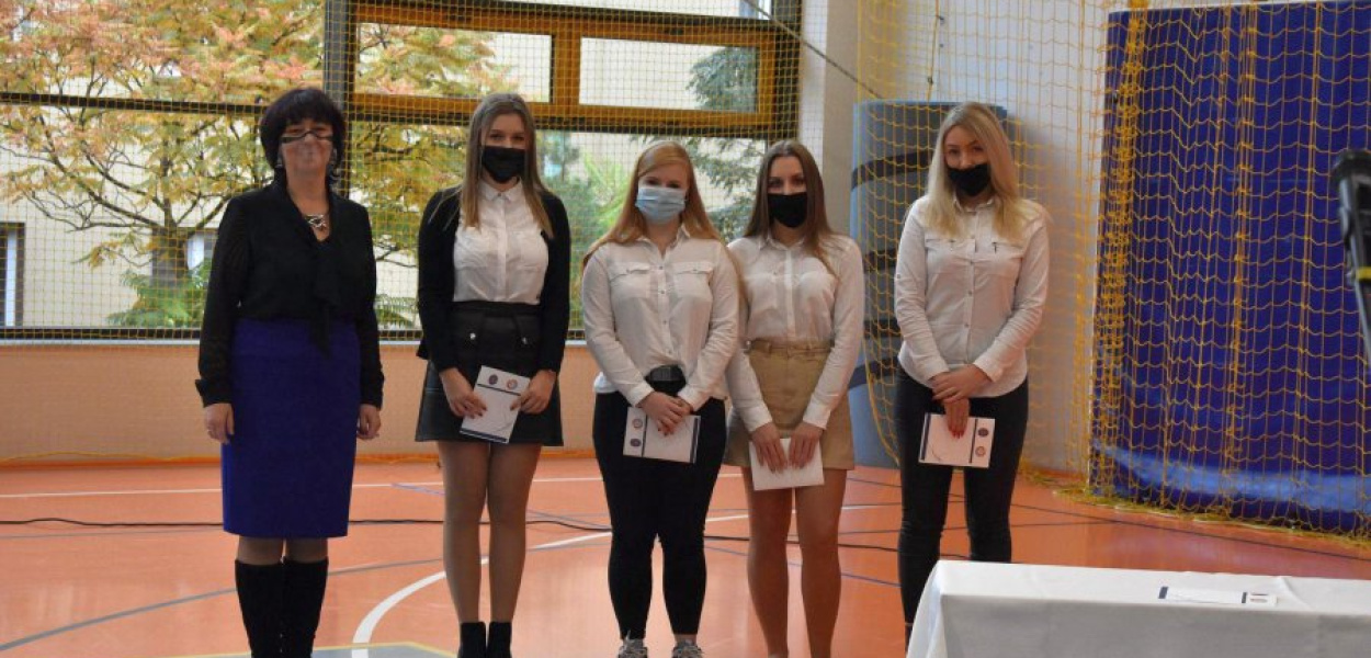 Tegoroczne stypendystki z dyrektor szkoły Renatą Bębenek, fot. FB