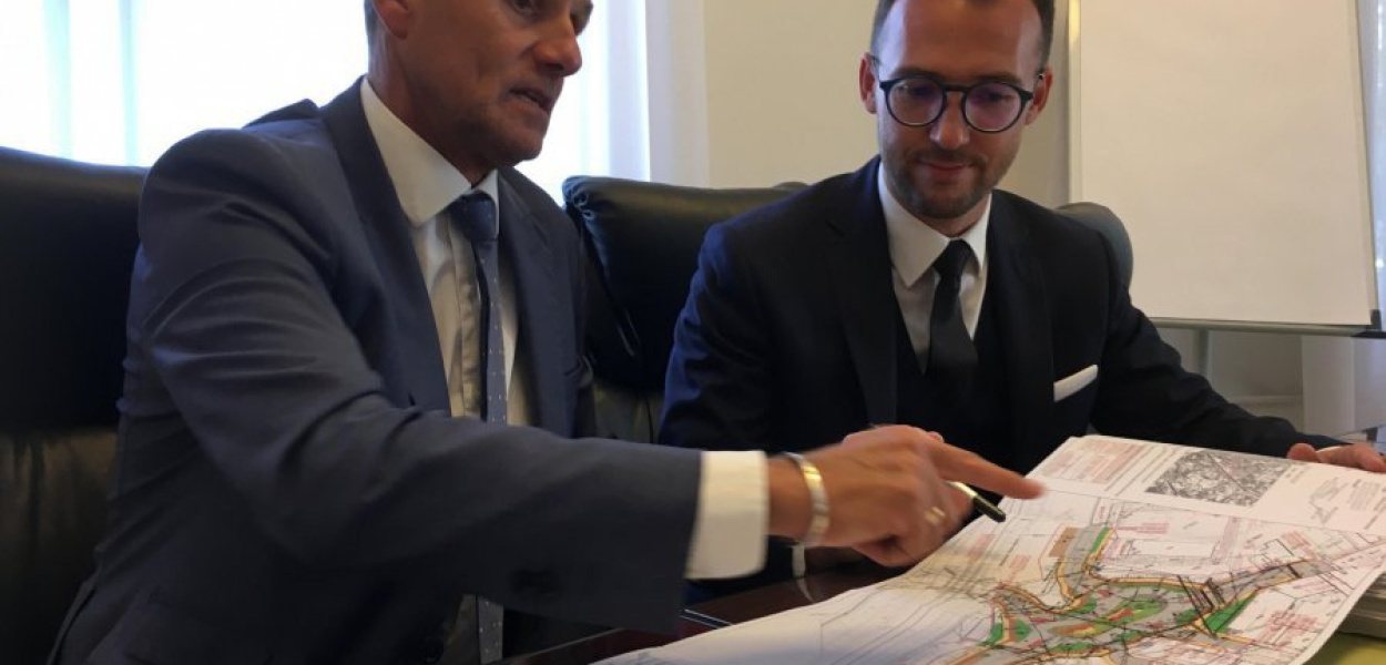 Wrzesień 2019. Wicewojewoda gościł wtedy z pierwszą wizytą w chrzanowskim magistracie. Jednym z powodów spotkania było przyznanie Chrzanowowi pieniędzy na przebudowę ul. 29 Listopada wraz ze skrzyżowaniem 3 Maja