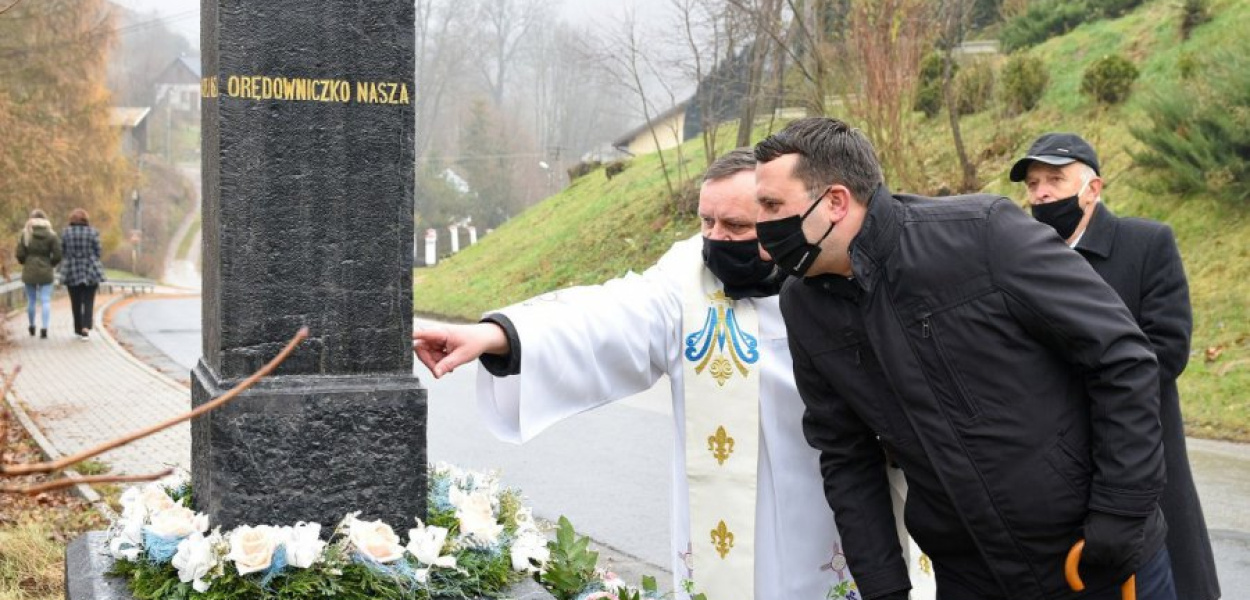 Ks. Ryszard Pałka – proboszcz parafii pw. Nawiedzenia NMP w Paczółtowicach. starosta krakowski Wojciech Pałka oraz Andrzej Furmanik - przewodniczący Rady Parafialnej w Paczółtowicach przy poświęconej kapliczce. FOT. Krzysztof Kamiński  