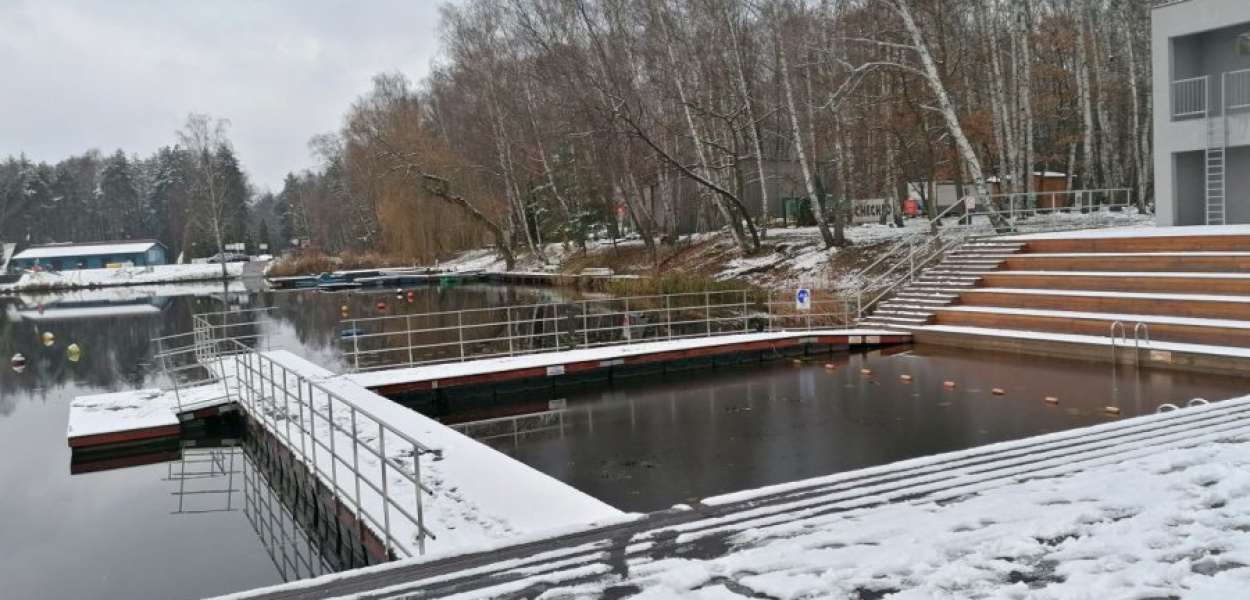 Na pierwszym planie miejsce do kąpieli