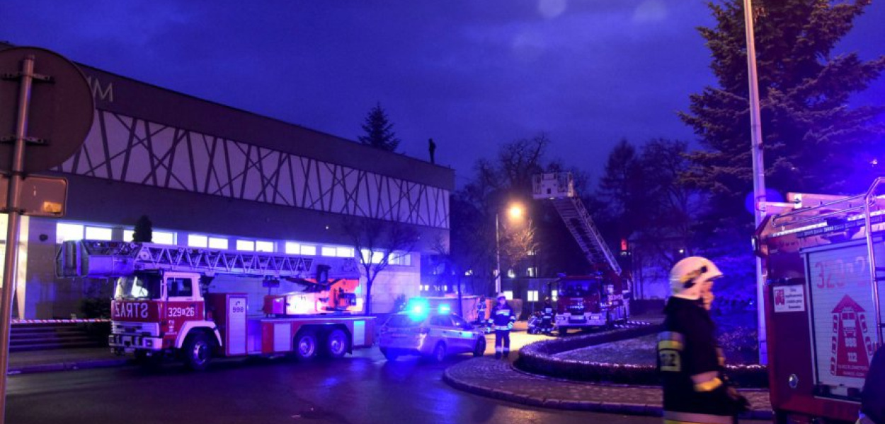 Prawie przez cały dzień próbowano skłonić mężczyznę do zejścia z dachu galerii. FOT. Kacper Ropka