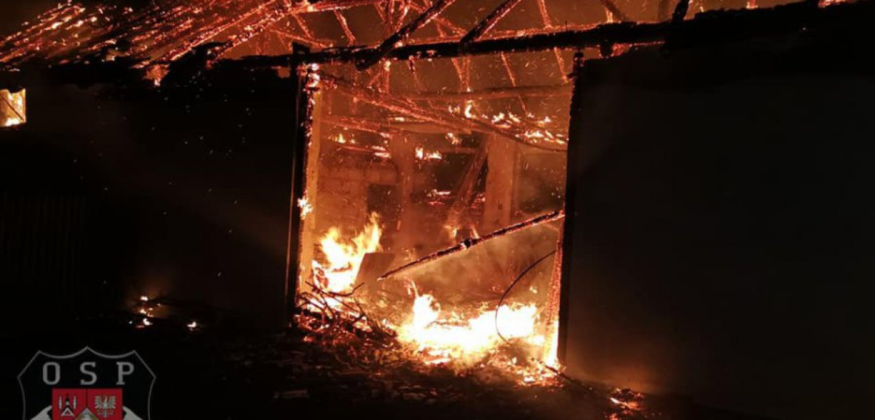 Sobotni pożar stodoły przy Jagodowej w Kwaczale. FOT. OSP GROJEC