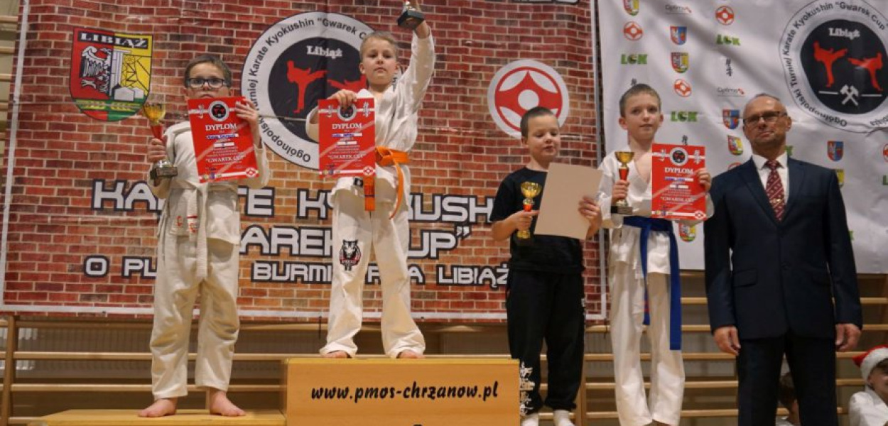 Na podium najmlodsi karatecy z organizatorem Zbigniewem Zielińskim, fot. Marcin Franaszek