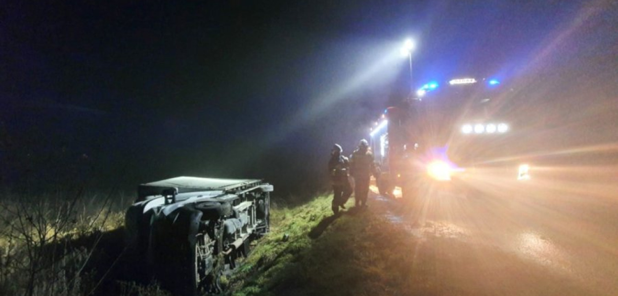 We wtorek nad ranem samochód dostawczy wpadł do rowu na drodze w Zalasiu. FOT. OSP Tenczynek