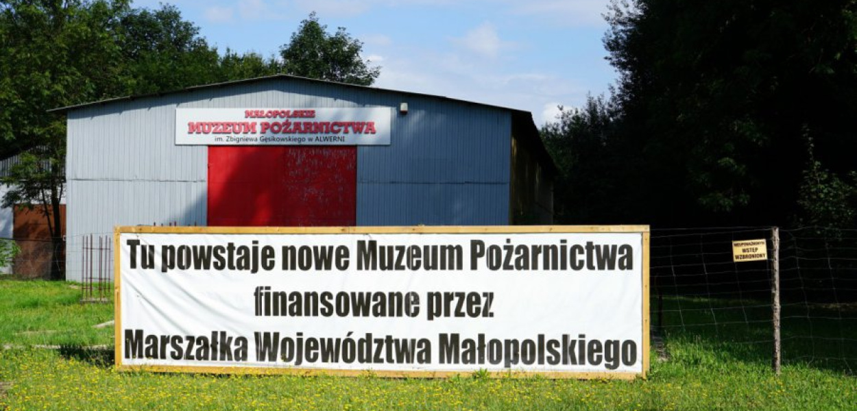 Obecnie stare wozy strażackie znajdują się w hangarze przy Korycińskiego w Alwerni. Fot. Łukasz Dulowski