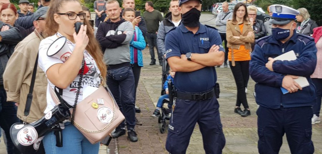 Jelena Bojda podczas październikowego protestu przeciw obostrzeniom, jaki zorganizowała w Libiążu 