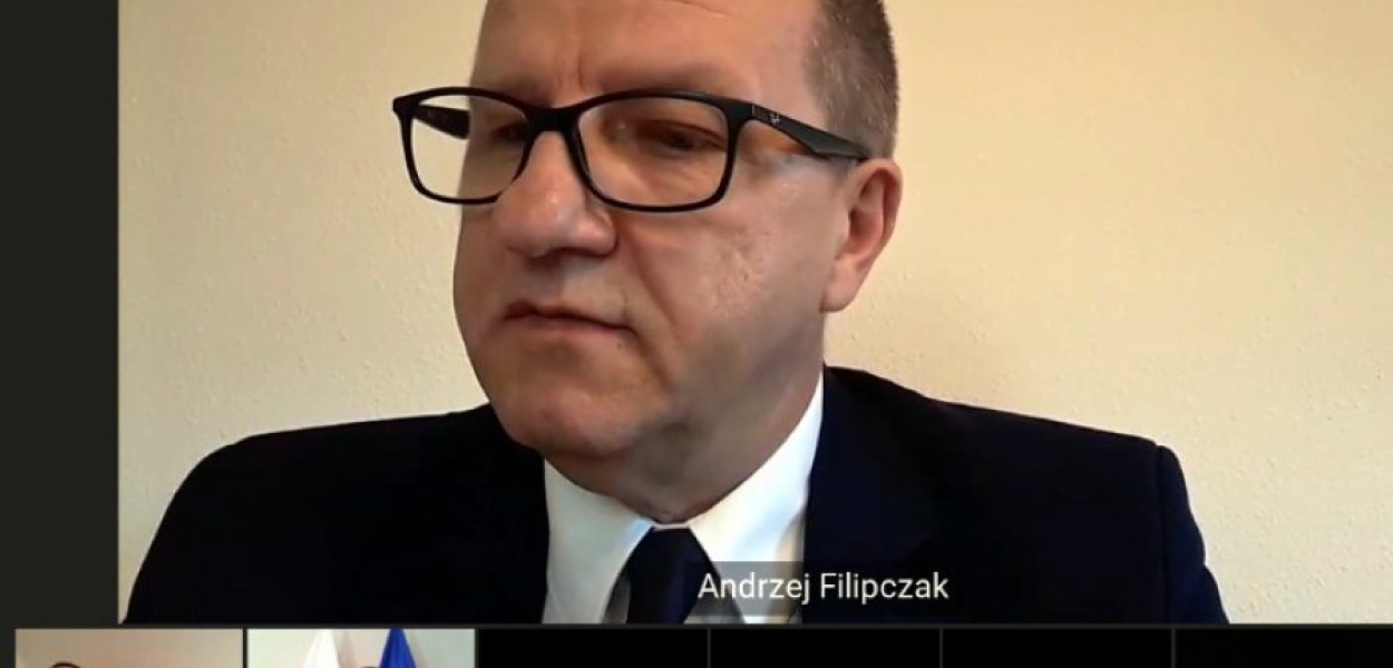 Radny Andrzej Filipczak podczas wtorkowej sesji budżetowej, prowadzonej w trybie zdalnym