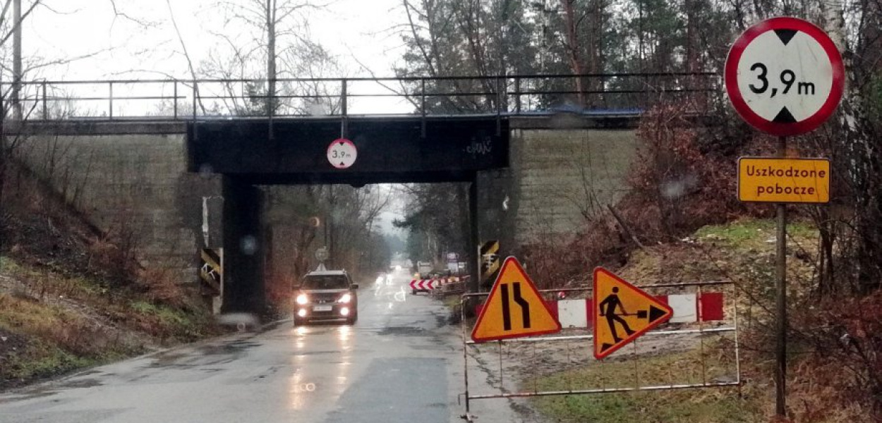 Obecnie są prowadzone prace ziemne wzdłuż jezdni na Powstańców Styczniowych w Chrzanowie