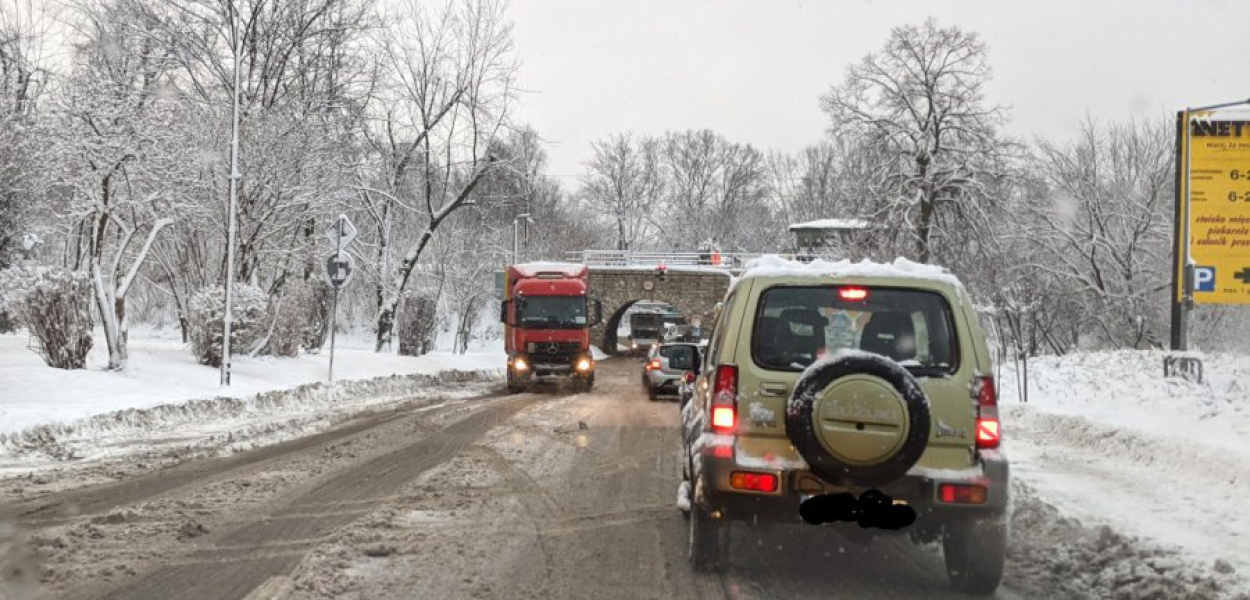 W czwartek rano TIR zablokował ul. Sienną. FOT. nadesłane przez Czytelnika