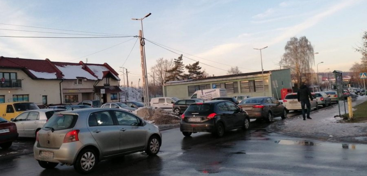 Sznur pojazdów na ulicy Sikorskiego