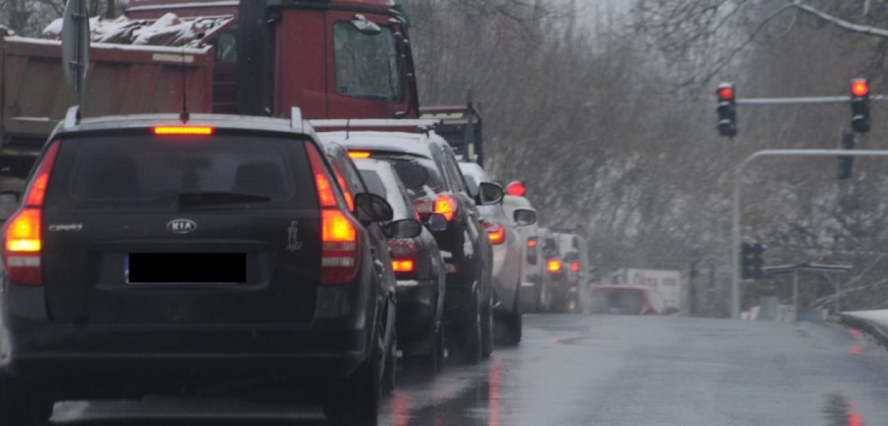 Kolejka samochodów na Borowcowej w Chrzanowie. Kierowcy czekają, żeby skręcić w Sienną