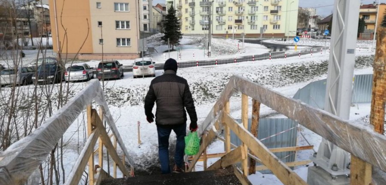 Tymczasowe przejście prowadzi z Podwala na ul. 29 Listopada 