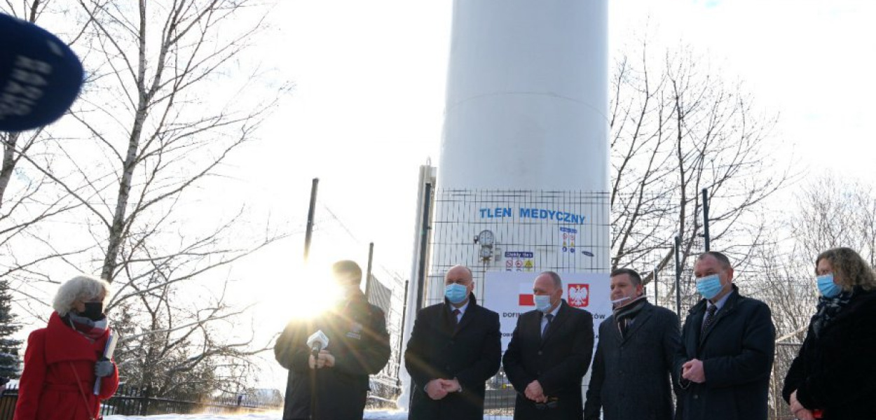 Przemówienia pod nową instalacją tlenową na terenie chrzanowskiego szpitala
