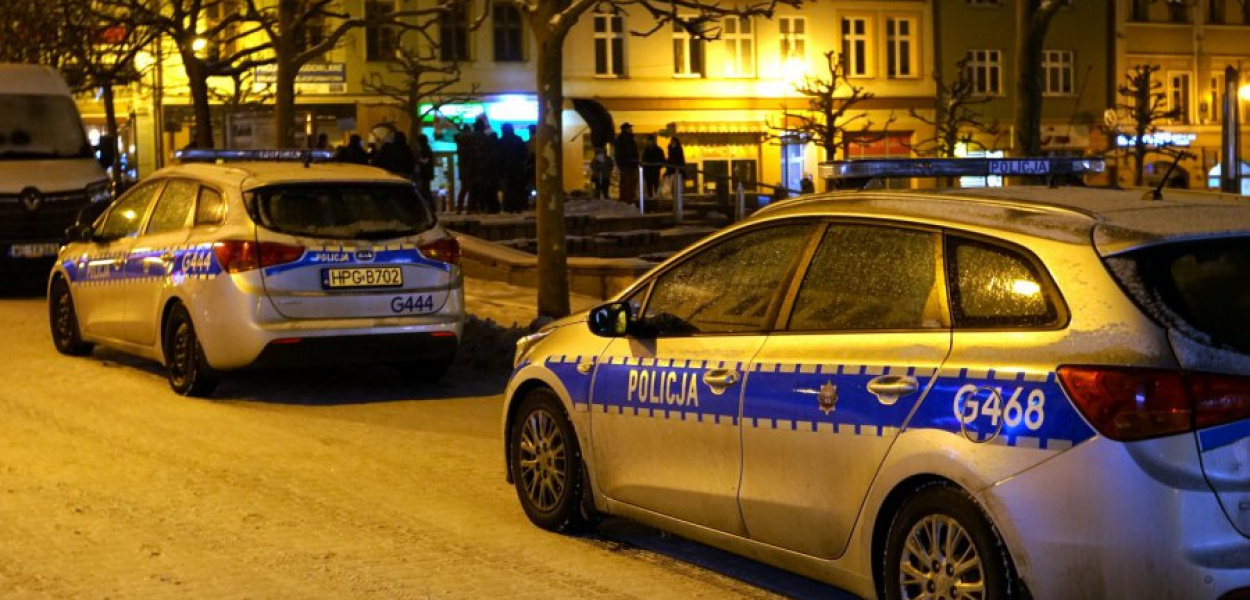 Policjanci obserwowali z radiowozów protestujące osoby na Rynku w Chrzanowie