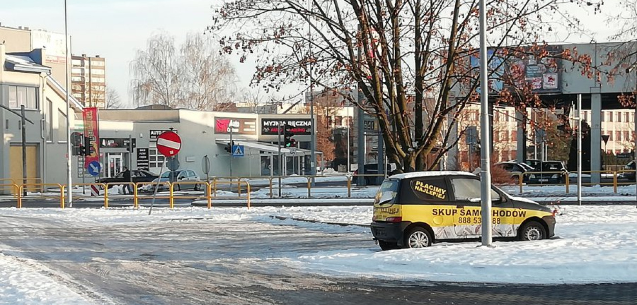Auto reklamujące „skup samochodów&quot; na parkingu przy Biedronce w sąsiedztwie Trzebińskiej i Sikorskiego w Chrzanowie