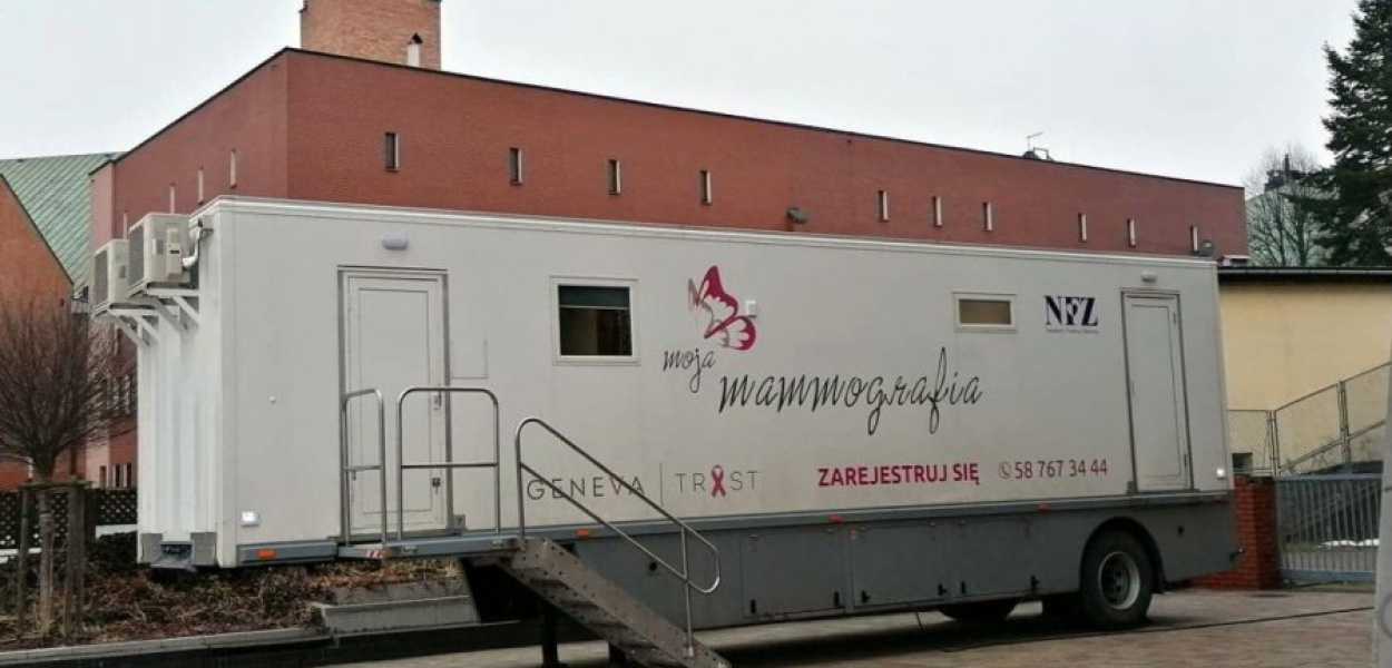 Mammobus stanie m.in. pod halą sportową w Chrzanowie
