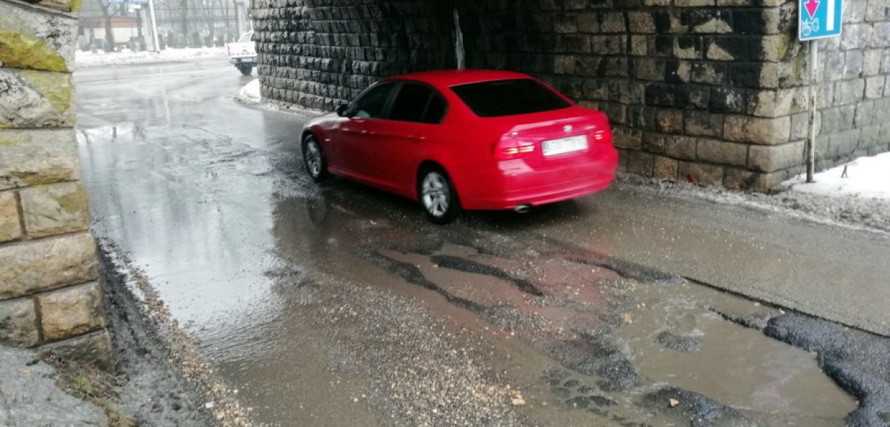 Dziura na dziurze pod wiaduktem kolejowym na Siennej w Chrzanowie
