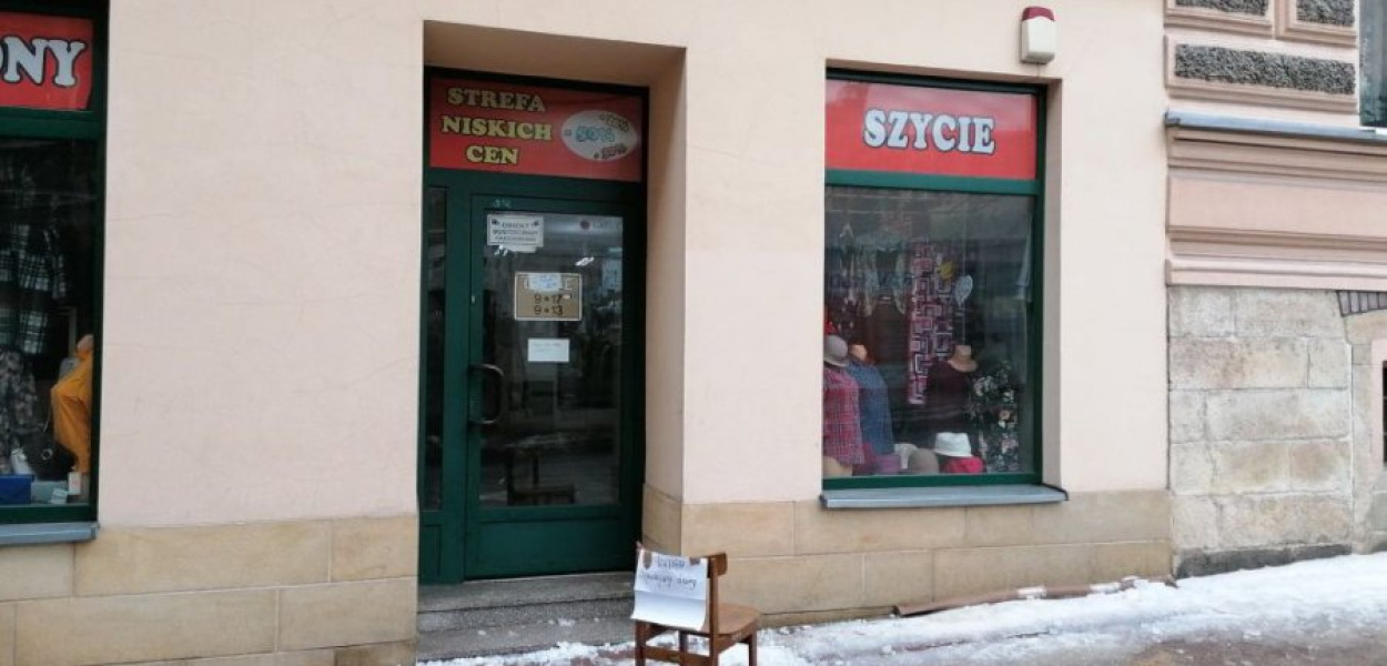 Właścicielka sklepu wystawiła przed nim rano krzesło z ostrzeżeniem o soplach. Po naszej interwencji jest tam już bezpiecznie  