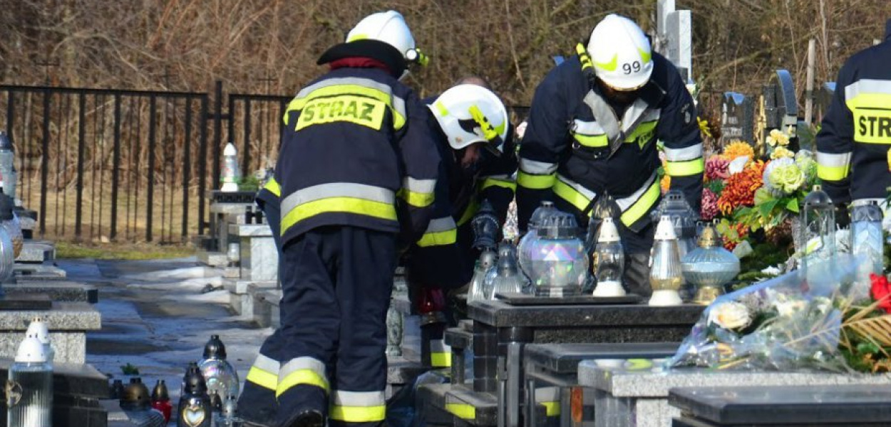 OSP Krzeszowice podczas akcji gaszenia ognia na jednym z grobowców na krzeszowickim cmentarzu. FOT. KACPER ROPKA