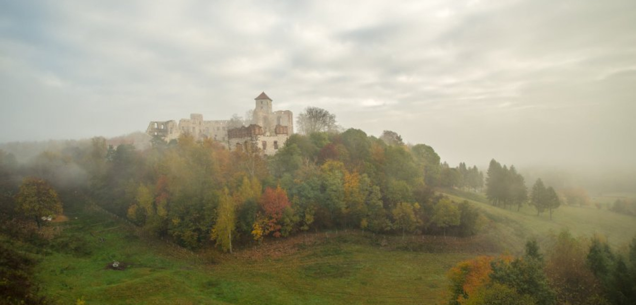 Zamek Tenczyn w Rudnie jest od 12 lat zabezpieczany w formie trwałej ruiny. Na pierwszym planie Bastion Grunwaldzki. Na zdjęciu w zeszłorocznej jesiennej aurze. FOT. Darek Kafel z grupy „PRZEŁOMowe Kadry&quot;