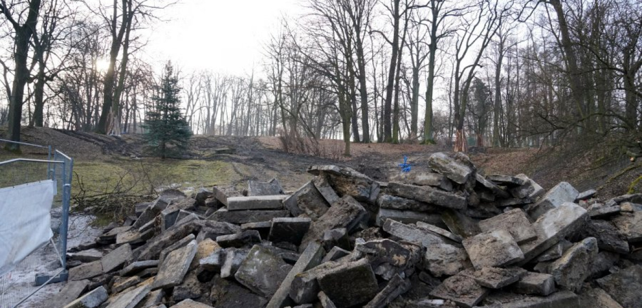 Rewitalizacja parku w chrzanowskim Kościelcu. Sterta płyt i krawężników pochodzących z rozebranych schodów