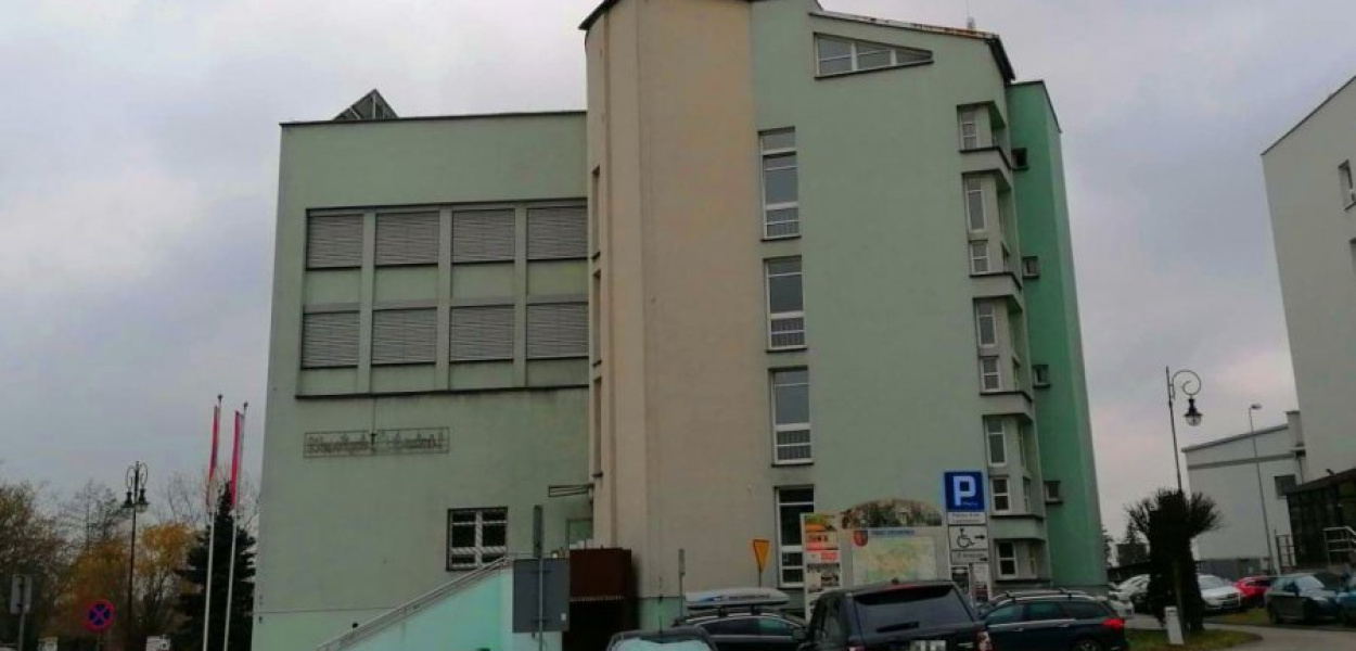 Jedna z instalacji znajduje się na dachu siedziby starostwa przy ul. Partyzantów